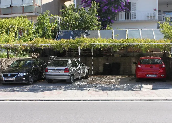 Lejlighed With Parking Space - 6784